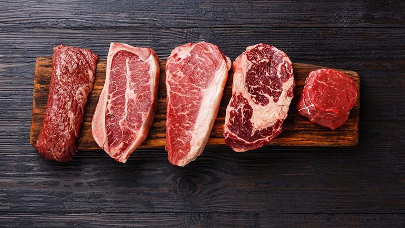Thịt đỏ và nội tạng chứa nhiều purin làm tăng axit uric và gây ra cơn đau gout
