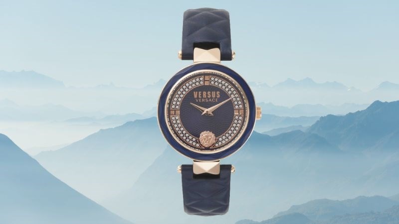 T&ecirc;n thương hiệu được chạm khắc tinh xảo ở mặt trong đồng hồ