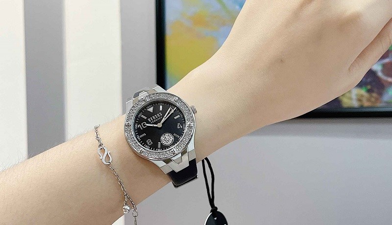 Versus c&oacute; mẫu m&atilde; trẻ trung v&agrave; gi&aacute; th&agrave;nh hợp l&yacute; hơn