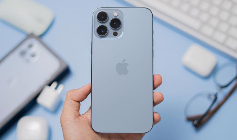 iPhone 13 cũng được trang bị với phi&ecirc;n bản 1 SIM vật l&yacute; v&agrave; 1 eSIM