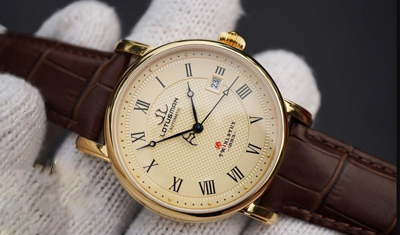 Đ&acirc;y l&agrave; một chiếc đồng hồ m&aacute;y cơ c&oacute; thiết kế Open-Heart thời thượng