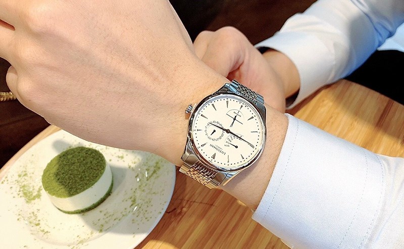 Sử dụng với bộ m&aacute;y b&ecirc;n trong l&agrave; m&aacute;y Miyota của Nhật Bản