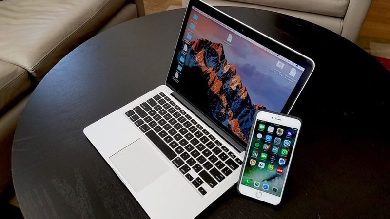 Đặt iPhone gần m&aacute;y Mac của bạn v&agrave; cố định