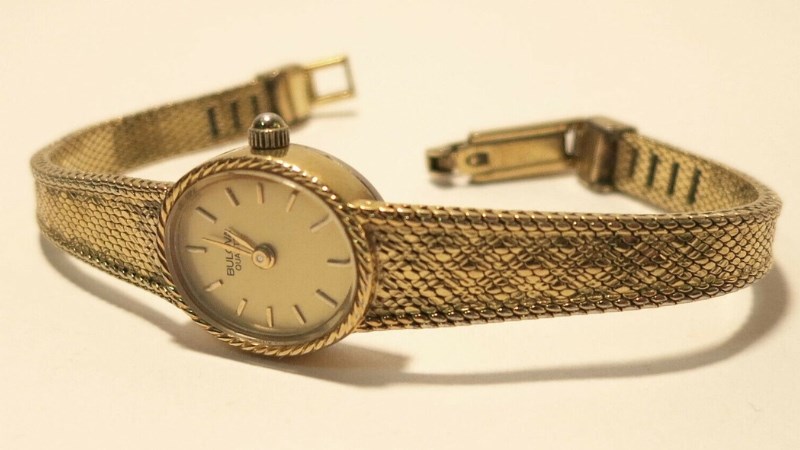 Kiểu dáng mặt tròn và dây đeo kim loại có dạng móc xích độc đáo Kiểu dáng mặt tròn và dây đeo kim loại có dạng móc xích độc đáo