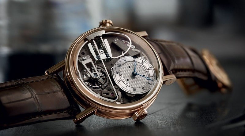 Đồng hồ được lắp r&aacute;p từ c&aacute;c chi tiết đơn thuần cơ kh&iacute;