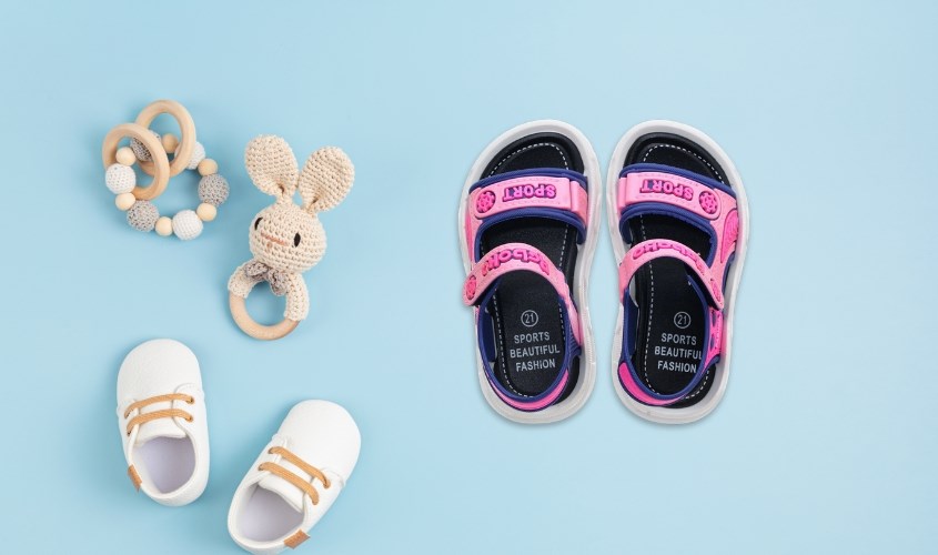 Giày sandal cho bé Á Châu in chữ Rgboko Sport màu hồng