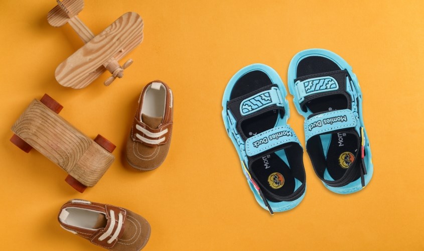 Giày sandal cho bé Á Châu in chữ Momies Duck màu xanh dương