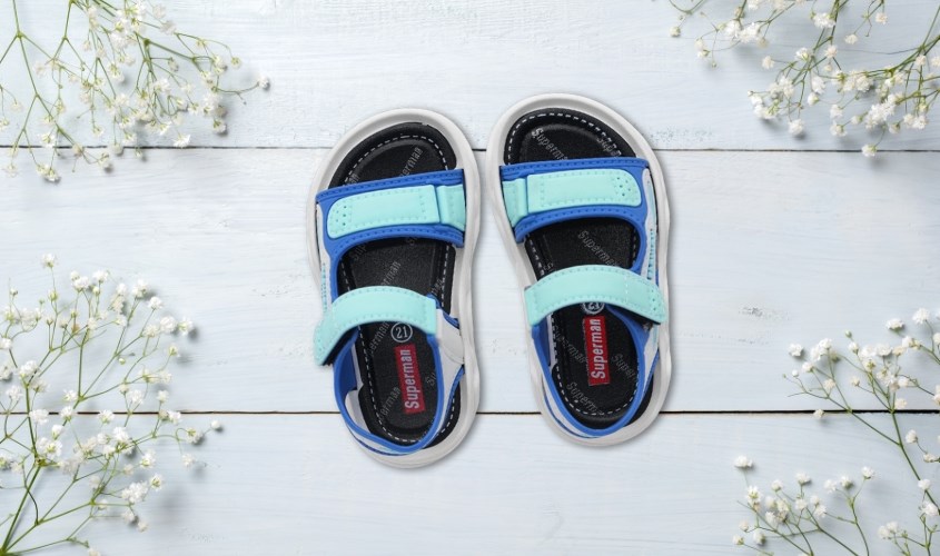 Giày sandal cho bé Á Châu in chữ Fashion màu xanh dương