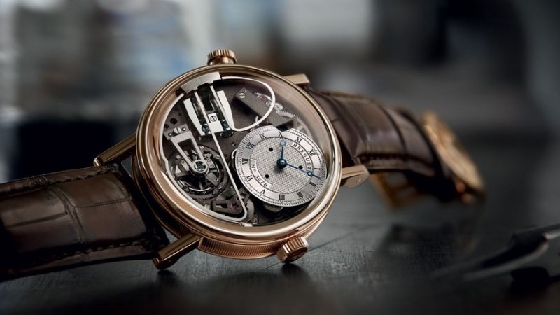 Đồng hồ cơ với bộ m&aacute;y được l&agrave;m thủ c&ocirc;ng