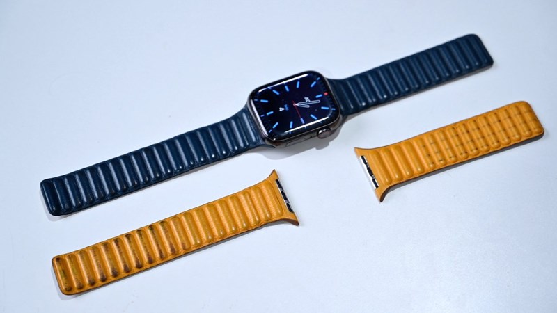 Được l&agrave;m từ da v&agrave; c&oacute; phần cuối của d&acirc;y đeo gắn nam ch&acirc;m