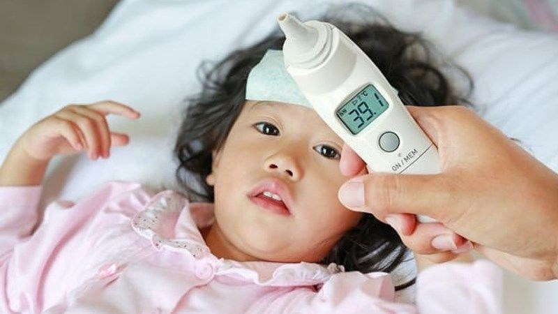 Sốt ở trẻ bị tay chân miệng