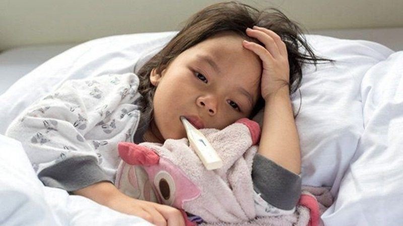 Trẻ sốt cao kéo dài, uống thuốc hạ sốt không giảm