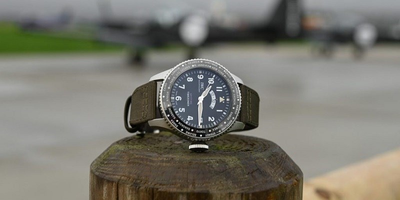 D&acirc;y đeo d&agrave;i c&oacute; đinh t&aacute;n gắn chặt v&agrave;o đồng hồ