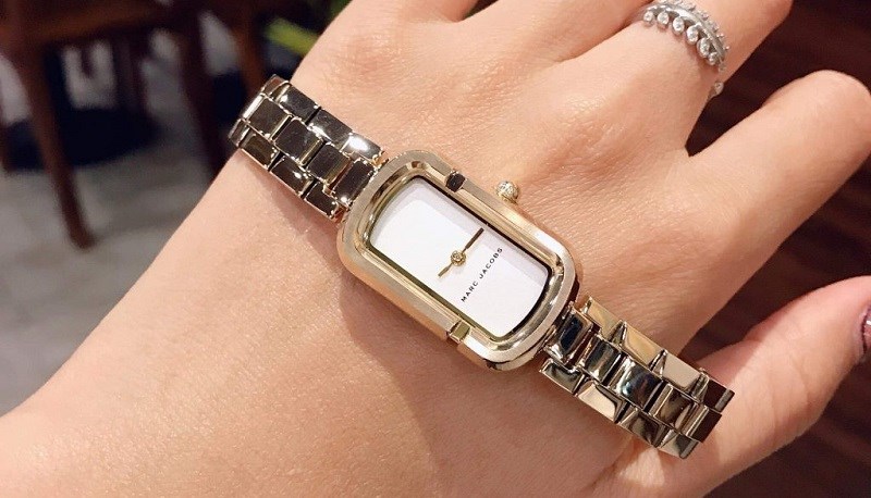 Một số cách phân biệt đồng hồ Marc Jacobs thật giả