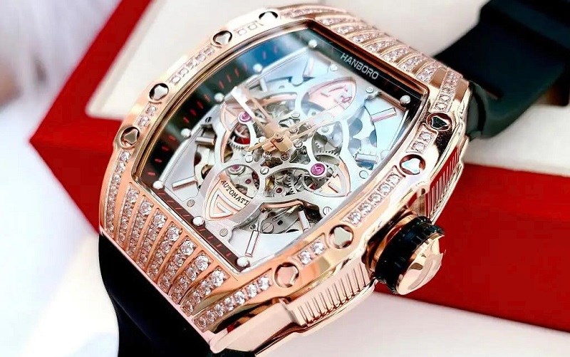 Sự phối hợp, kết đ&iacute;nh đ&aacute; qu&yacute; kh&eacute;o l&eacute;o, tỉ mỉ