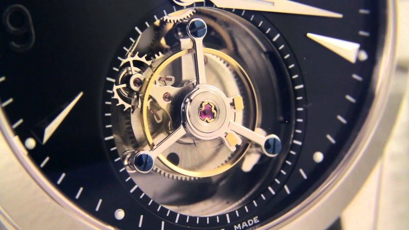 Flying Tourbillon có thiết kế sang trọng, đẳng cấp