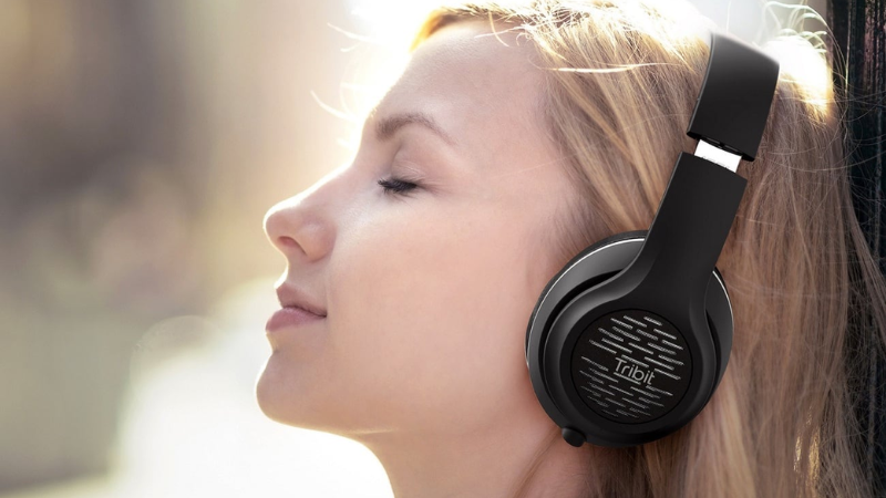 Tai nghe Over-ear chụp lấy cả tai người d&ugrave;ng đỡ c&oacute; cảm gi&aacute;c đau tai khi đeo l&acirc;u