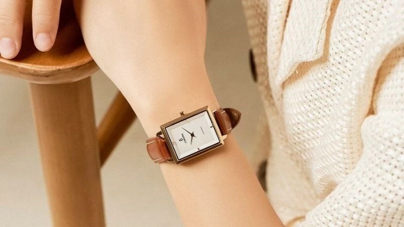 Đồng hồ h&igrave;nh chữ nhật m&agrave;u v&agrave;ng hoặc n&acirc;u l&agrave; ưu ti&ecirc;n người mệnh thổ