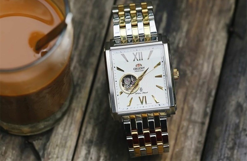 Mệnh kim hợp d&acirc;y đeo, khung viền đồng hồ l&agrave;m từ kim loại