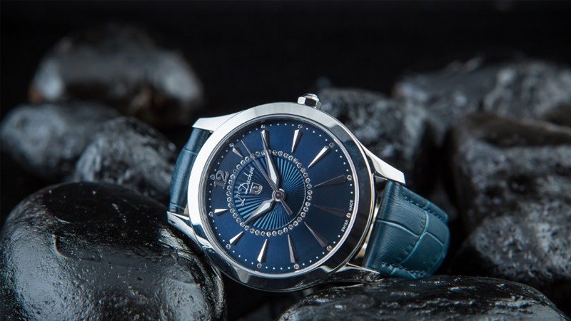 M&agrave;u sắc v&agrave; kiểu d&aacute;ng đồng hồ phải tươi m&aacute;t, mềm mại