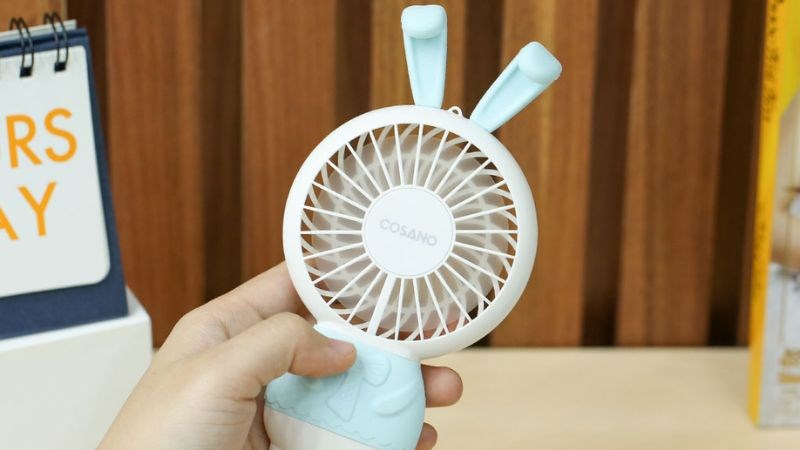 Quạt sạc mini Cosano CF005 họa tiết dễ thương, trẻ trung Quạt sạc mini Cosano CF005 họa tiết dễ thương, trẻ trung