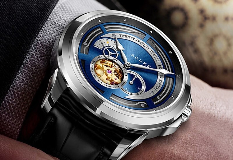 C&oacute; hai loại d&acirc;y da v&agrave; kim loại gi&uacute;p đa dạng lựa chọn cho người d&ugrave;ng