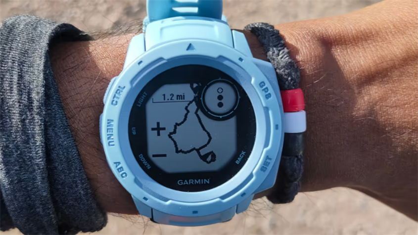 Garmin cũng sản xuất c&aacute;c loại đồng hồ th&ocirc;ng minh phục vụ cho c&aacute;c hoạt động thể thao hay theo d&otilde;i sức khỏe