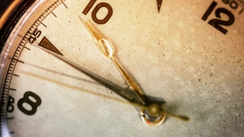 Đồng hồ Analog l&agrave; loại đồng hồ d&ugrave;ng kim quay tr&ecirc;n mặt số 