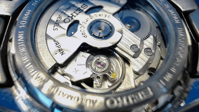 Bộ m&aacute;y thạch anh sử dụng pin để truyền năng lượng cho kim chuyển động