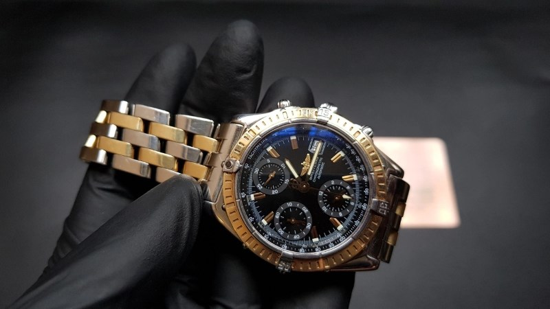 Sử dụng th&eacute;p kh&ocirc;ng gỉ v&agrave; titan l&agrave;m chất liệu ch&iacute;nh