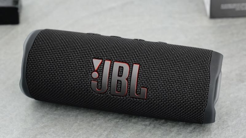 Loa Bluetooth JBL Flip 6 có thiết kế linh động và hiện đại, cho ra âm thanh to rõ nhờ công suất lớn