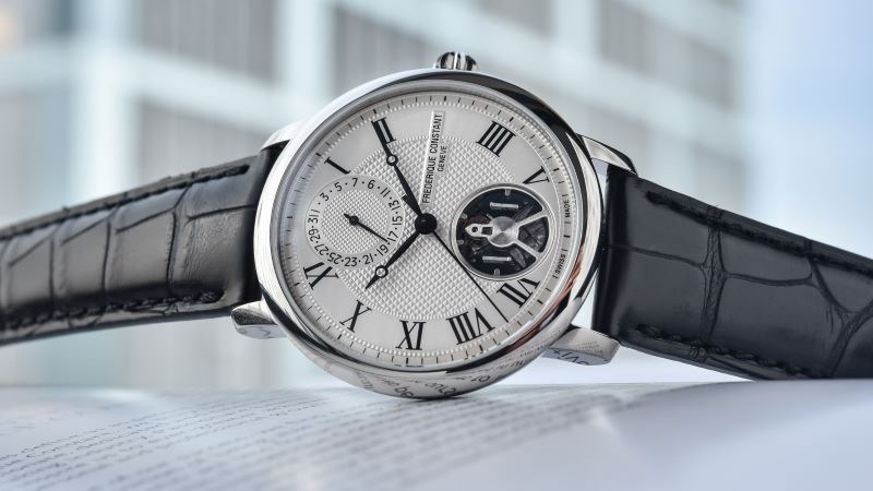 Đồng hồ  Frederique Constant với độ ch&iacute;nh x&aacute;c vời thời gian cao