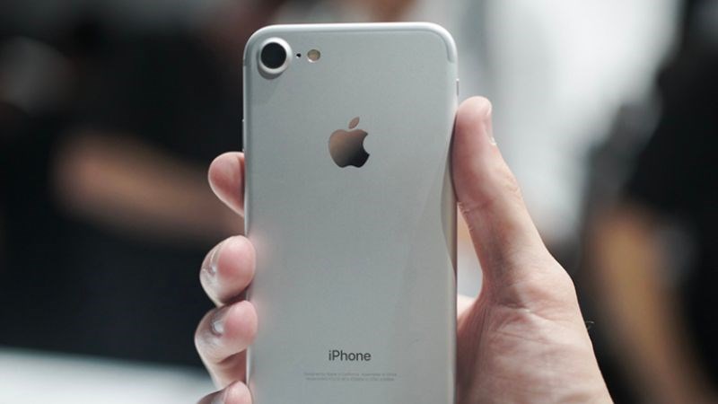 iPhone 7 Plus m&agrave;u bạc