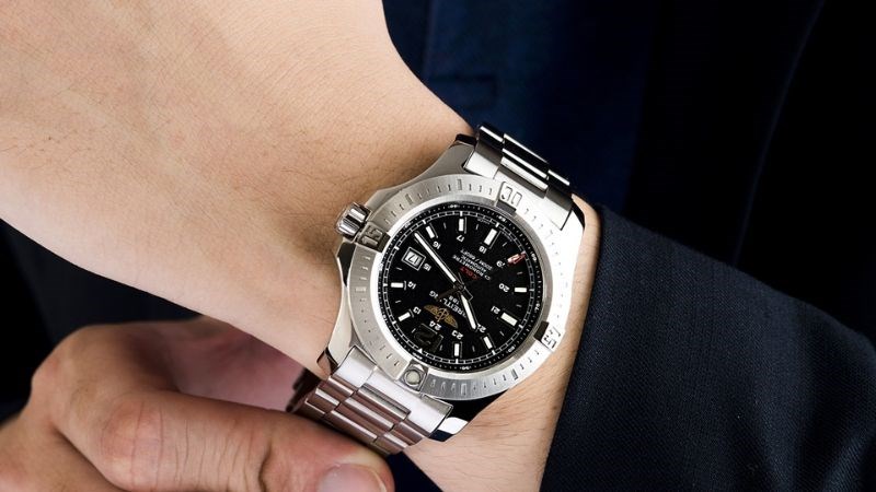 Thương hiệu đ&atilde; ph&aacute;t triển chiếc đồng hồ n&agrave;y như một chiếc đồng hồ qu&acirc;n sự