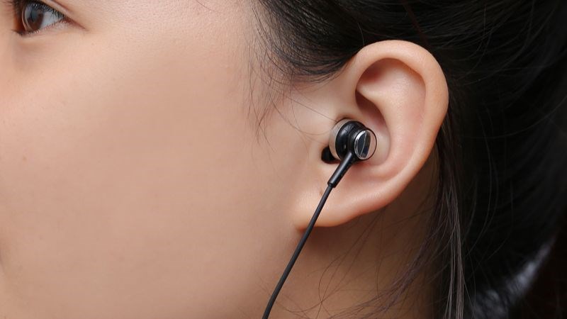 Trang bị đệm tai bằng cao su kh&ocirc;ng g&acirc;y cảm gi&aacute;c kh&oacute; chịu khi đeo