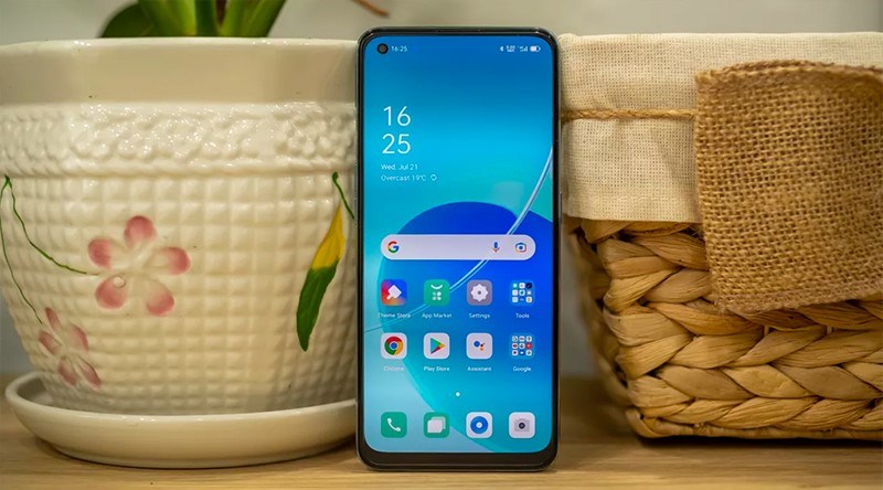 OPPO Reno6 được trang bị màn hình AMOLED, hiển thị hình ảnh sắc nét chân thực hơn