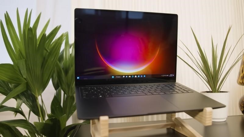 Samsung Galaxy Book 3 Ultra c&oacute; thiết kế cực k&igrave; sang trọng v&agrave; gọn nhẹ
