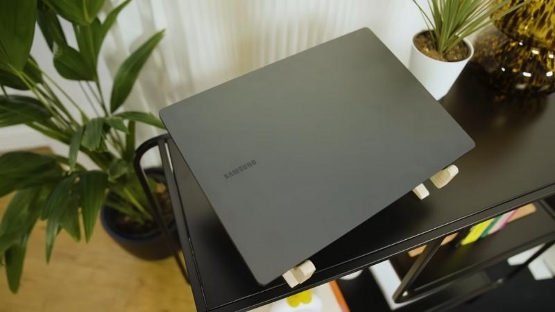 Thiết kế b&ecirc;n ngo&agrave;i của d&ograve;ng m&aacute;y n&agrave;y l&agrave; một điểm mạnh m&agrave; c&aacute;c h&atilde;ng kh&aacute;c phải ki&ecirc;n d&egrave;