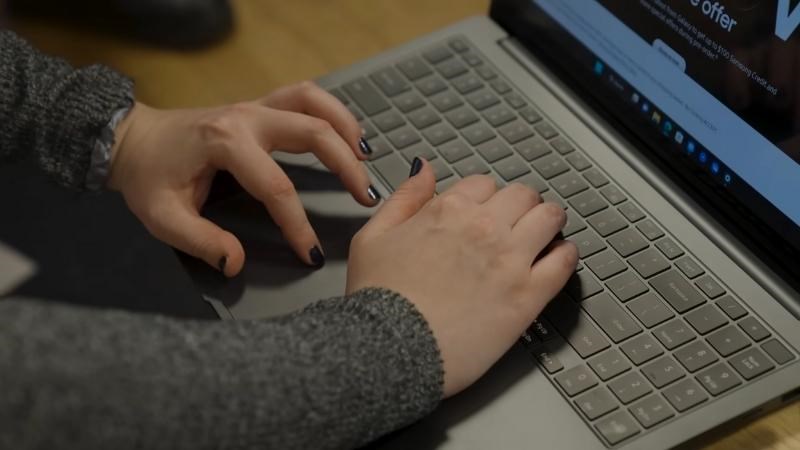 Trọng lượng si&ecirc;u nhẹ, nhưng vẫn đ&aacute;p ứng được nhu cầu giải tr&iacute; cao