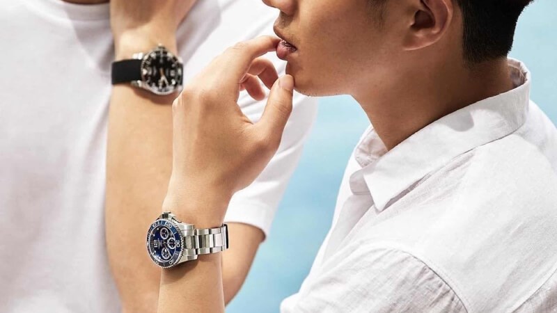 X&agrave; ph&ograve;ng, nước hoa,... c&ograve;n s&oacute;t lại tr&ecirc;n da cũng dễ g&acirc;y ngứa khi đeo đồng hồ