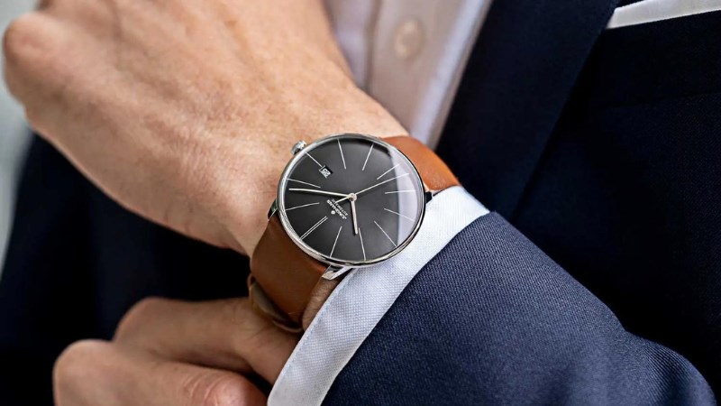 Kiểm tra kỹ mặt đồng hồ để ph&acirc;n biệt h&agrave;ng thật - giả