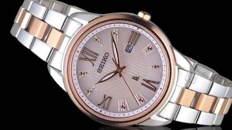 Đồng hồ mang hơi hướng cổ điển thể hiện sự ch&acirc;n th&agrave;nh của Kim Ngưu