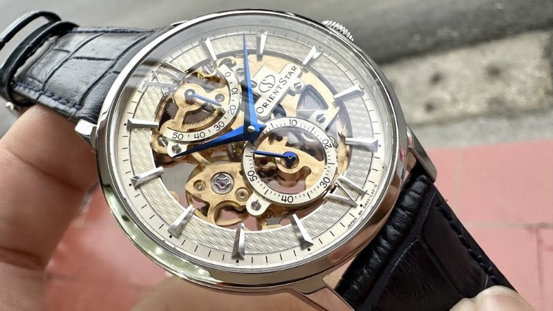 Thiết kế skeleton, mặt số h&igrave;nh oval nhỏ l&agrave; lựa chọn của Bọ Cạp