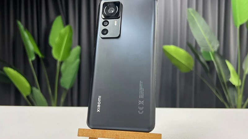 Xiaomi 12T Pro nhỏ gọn, dễ mang theo b&ecirc;n m&igrave;nh