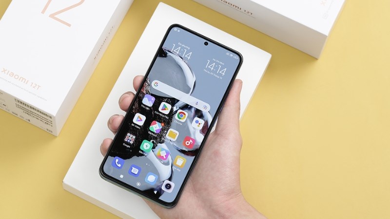 Xiaomi 12T với m&agrave;n h&igrave;nh rộng r&atilde;i