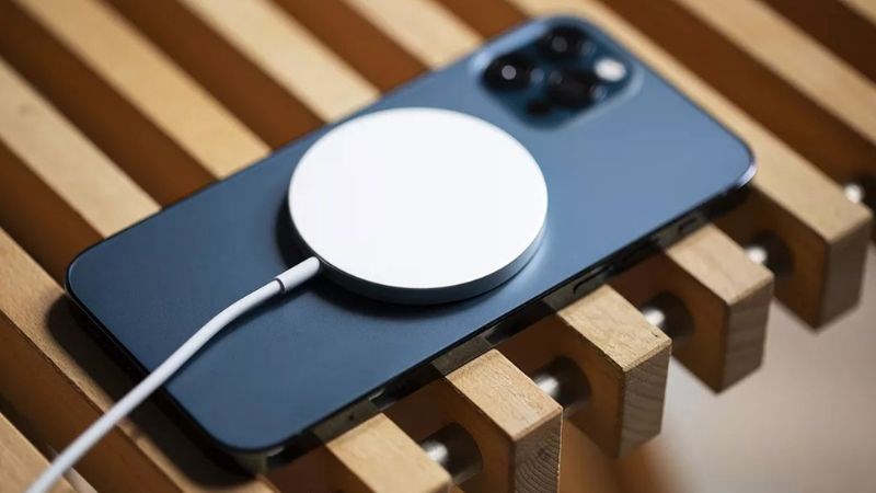 K&ecirc;̉ từ th&ecirc;́ h&ecirc;̣ iPhone 12 thì c&ocirc;ng ngh&ecirc;̣ sạc MagSafe được tích hợp tr&ecirc;n các sản ph&acirc;̉m iPhone sau này