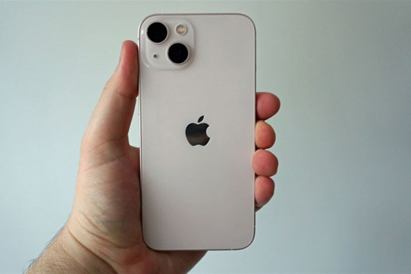iPhone 13 sở hữu ngoại h&igrave;nh khá gi&ocirc;́ng với iPhone 12, có m&ocirc;̣t chút khác bi&ecirc;̣t ở cụm camera
