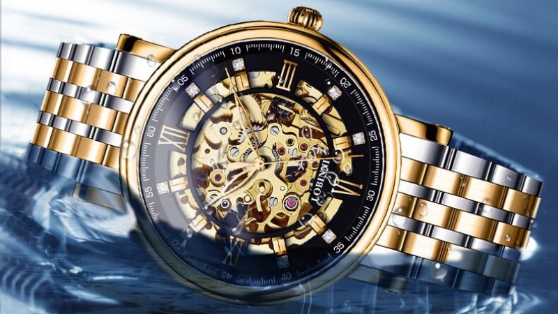 Quan s&aacute;t c&aacute;c chi tiết tr&ecirc;n mặt đồng hồ để kiểm tra chất lượng