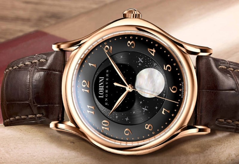 Trang bị t&iacute;nh năng Moonphase gi&uacute;p tiện lợi theo d&otilde;i lịch &acirc;m