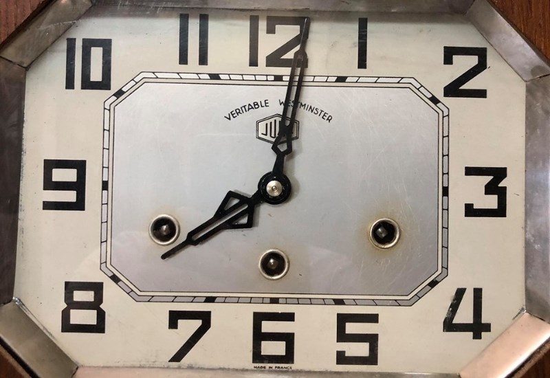 Đồng hồ Jura được thiết kế to, sử dụng chất liệu cao cấp 